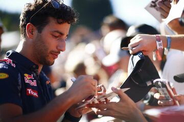 Даниэль Риккардо, Red Bull Racing, подписывает автографы поклонникам