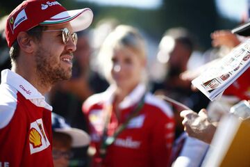 Себастьян Феттель, Ferrari, подписывает автографы поклонникам
