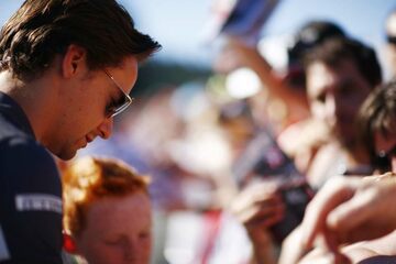 Эстебан Гутьеррес, Haas F1, подписывает автографы поклонникам