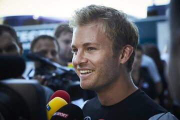 Нико Росберг, Mercedes AMG, дает интервью журналистам