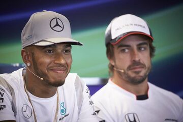 Льюис Хэмилтон, Mercedes AMG, во время пресс-конференции с Фернандо Алонсо, McLaren