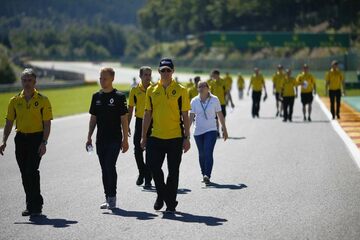 Кевин Магнуссен, Renault Sport F1, и Алан Пермейн, главный инженер Renault Sport F1, во время прогулки по трассе