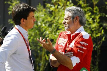 Исполнительный директор Mercedes AMG Тото Вольф с руководителем Ferrari Маурицио Арривабене