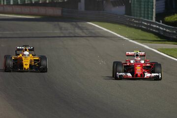 Кими Райкконен, Ferrari, обходит Кевина Магнуссена, Renault RS16