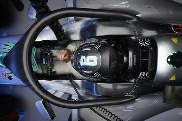 Нико Росберг с установленным на его Mercedes F1 W07 Hybrid 
