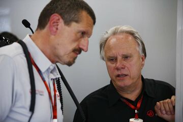 Владелец и основатель Джин Хаас, Haas F1, разговаривает с руководителем Гюнтером Штайнером, Haas F1. 