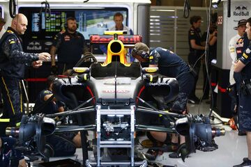 Механики работают над машиной Макса Ферстаппена, Red Bull Racing RB12 TAG Heuer. 