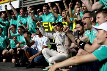 Команда Mercedes празднует победу Нико Росберга и третье место Льюиса Хэмилтона