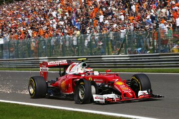 Кими Райкконен, Ferrari SF16-H, у которого проколото переднее правое колесо