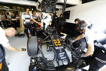 Дженсон Баттон в гараже McLaren