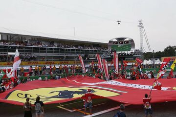Флаг Ferrari на стартовой прямой