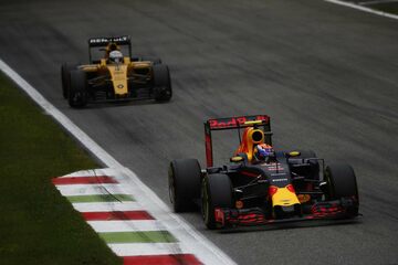 Макс Ферстаппен, Red Bull Racing RB12 TAG Heuer, впереди Кевина Магнуссена, Renault RE16