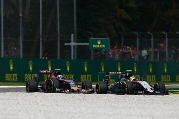 Серхио Перес, Force India VJM09 Mercedes, впереди Карлоса Сайнса, Toro Rosso STR11 Ferrari