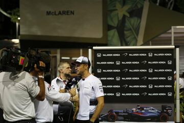 Дженсон Баттон, McLaren, общается с прессой. Глава пресс-службы команды Стив Купер на заднем плане.