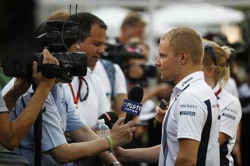 Валттери Боттас, Williams Martini Racing, общается с журналистами, включая Теда Кравитца.