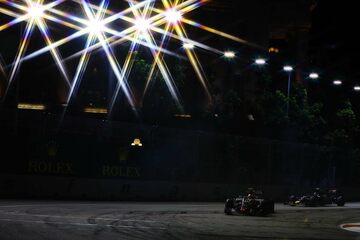 Эстебан Гутьеррес, Haas VF-16 Ferrari, впереди Карлоса Сайнса, Toro Rosso STR11 Ferrari