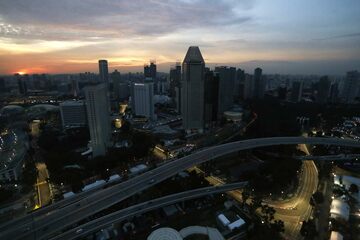 Вид трассы в Сингапуре сверху на закате