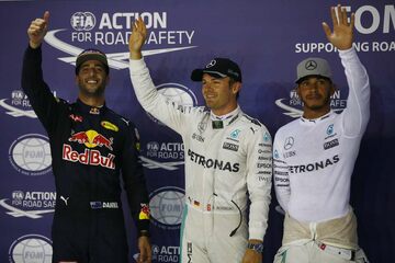 Лидеры квалификации Гран При Сингапура слева направо: Даниэль Риккардо, Red Bull Racing, Нико Росберг, Mercedes AMG, и Льюис Хэмилтон, Mercedes AMG