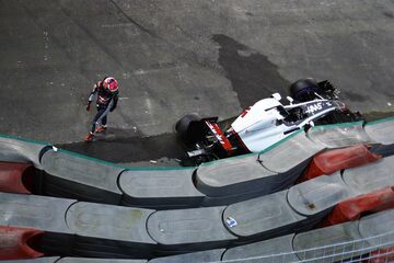 Ромен Грожан, Haas F1, покидает место аварии