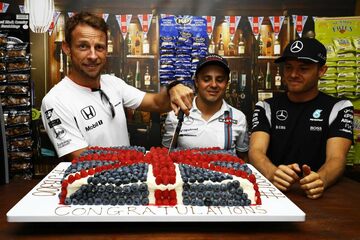Дженсон Баттон, McLaren, разрезает торт вместе с Фелипе Массой, Williams Martini Racing, и Нико Росбергом, Mercedes AMG, отмечая старт своего трехсотого Гран При