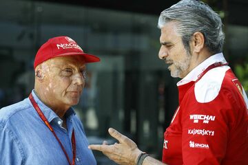 Неисполнительный директор Mercedes AMG Ники Лауда разговаривает с руководителем команды Ferrari Маурицио Арривабене