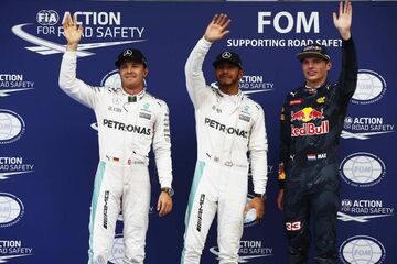 Три лучших гонщика в квалификации в Малайзии: Льюис Хэмилтон, Mercedes AMG (в центре), Нико Росберг, Mercedes AMG (слева), и Макс Ферстаппен, Red Bull Racing (справа)