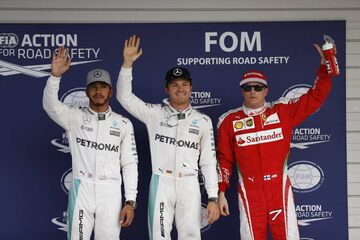 Первая тройка по итогам квалификации: Нико Росберг, Mercedes AMG, Льюис Хэмилтон, Mercedes AMG, и Kими Райкконен, Ferrari.