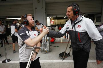 Гюнтер Штайнер, руководитель, Haas F1, поздравляет сотрудника команды с двойным попаданием в третий сегмент.