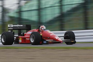 Демонстрационные заезды. Ferrari F1/87, на которой Герхард Бергер выиграл первый в истории Гран При Японии на Сузуке в 1987 году.