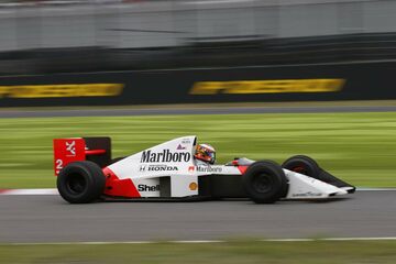 Стоффель Вандорн за рулём машины McLaren MP4/5, на которой Ален Прост выиграл третий чемпионский титул.