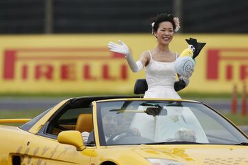 Японская леди на Honda NSX приветствует зрителей.