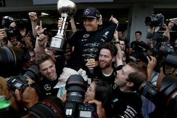 Нико Росберг празднует с командой Mercedes победу на ГП Японии и завоевание Кубка конструкторов