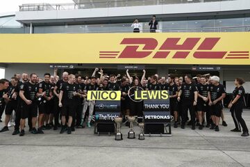 Команда Mercedes празднует завоевание Кубка конструкторов