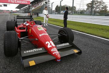 Казуки Накаджима готовится сесть за руль 1987 Ferrari 187/C. 
