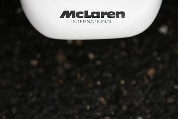 Логотип McLaren на носовом обтекателе