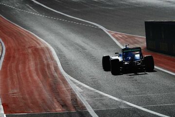 Льюис Хэмилтон, Mercedes F1 W07 Hybrid, leaves the pits