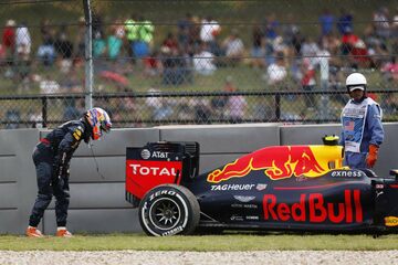 Макс Ферстаппен, Red Bull Racing, проверяет заднюю часть своего автомобиля после схода