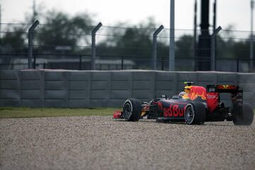 Макс Ферстаппен, Red Bull Racing RB12 TAG Heuer, ищет, где припарковать свой автомобиль после отказа двигателя