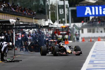 Карлос Сайнс, Toro Rosso, на выезде из пит-лейна