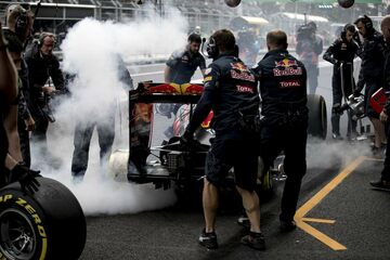 Загоревшиеся тормоза на автомобиле Макса Ферстаппена, Red Bull Racing RB12 TAG Heuer