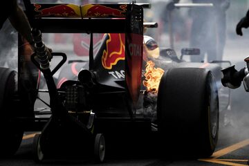 Загоревшиеся тормоза на автомобиле Макса Ферстаппена, Red Bull Racing RB12 TAG Heuer