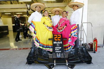 Артисты в традиционных мексиканских костюмах в боксах McLaren