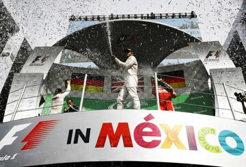 Льюис Хэмилтон, Нико Росберг и Себастьян Феттель на подиуме Гран При Мексики