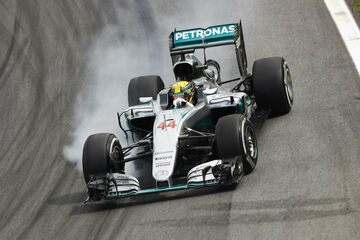 Льюис Хэмилтон, Mercedes F1 W07 Hybrid, во время блокировки колес