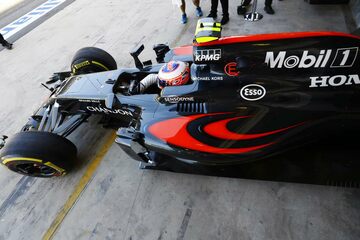 Дженсон Баттон, McLaren MP4-31 Honda, покидает боксы