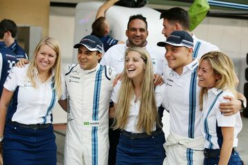 Фелипе Масса и Валттери Боттас с сотрудниками команды Williams