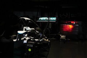 Mercedes F1 W07 Hybrid в гараже