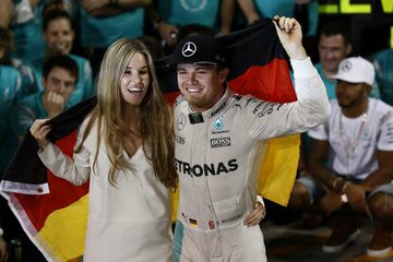 Нико Росберг, Mercedes AMG, празднует победу в чемпионате вместе с командой и со своей женой Вивиан