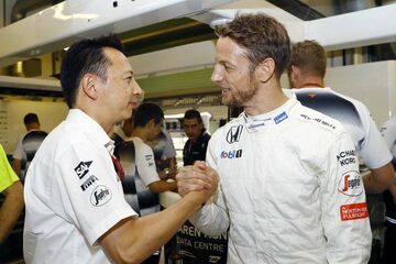 Руководитель автоспортивного подразделения Honda Юсуке Хасегава поздравляет Дженсона Баттона, McLaren, с окончанием карьеры