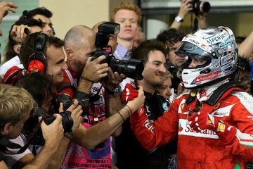 Себастьян Феттель, Ferrari, празднует третье место в закрытом парке вместе с командой